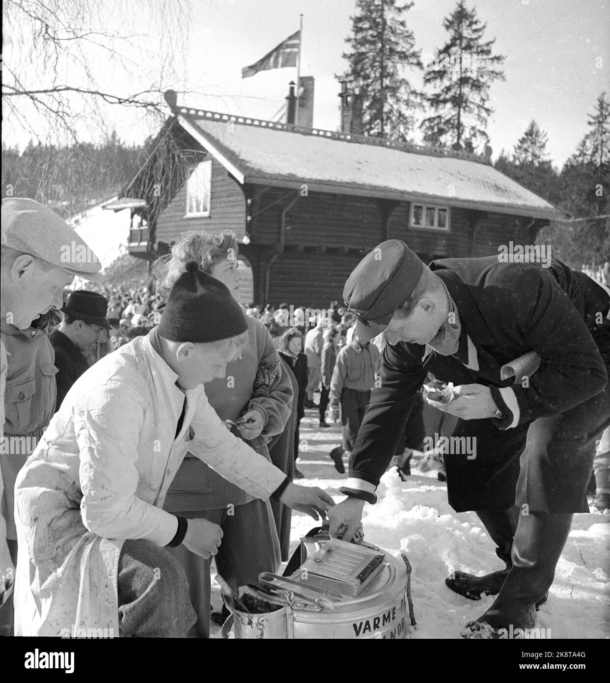 Oslo marzo 1950 Holmenkollagen. Un giovane ragazzo vende salsicce calde in carta da una scatola portatile. Nel contenitore sul lato della scatola ha la senape per coloro che vogliono. Foto: Sverre A. Børretzen / corrente / NTB Foto Stock