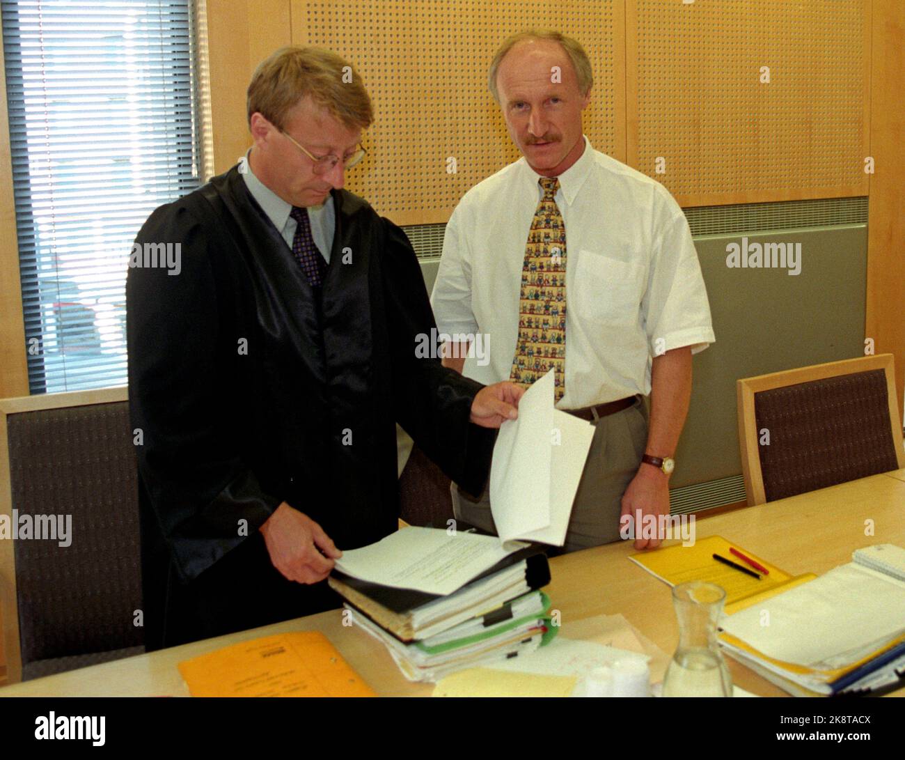 Oslo 19970612: Bjørn Hamre s.m. Il suo avvocato Vidar Strømme (TV) nel tribunale di Oslo. Hamre è andato a cause legali contro Lars Rise, ex capo della Coppa del mondo di ciclismo 1993. Foto: Knut Falch / NTB. Foto Stock