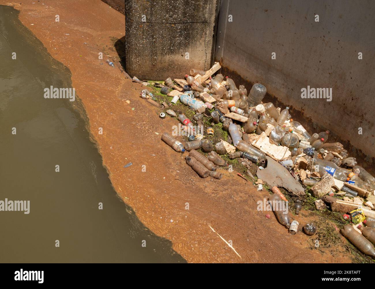 Bottiglie di plastica e rifiuti, rifiuti nel fiume. Foto Stock