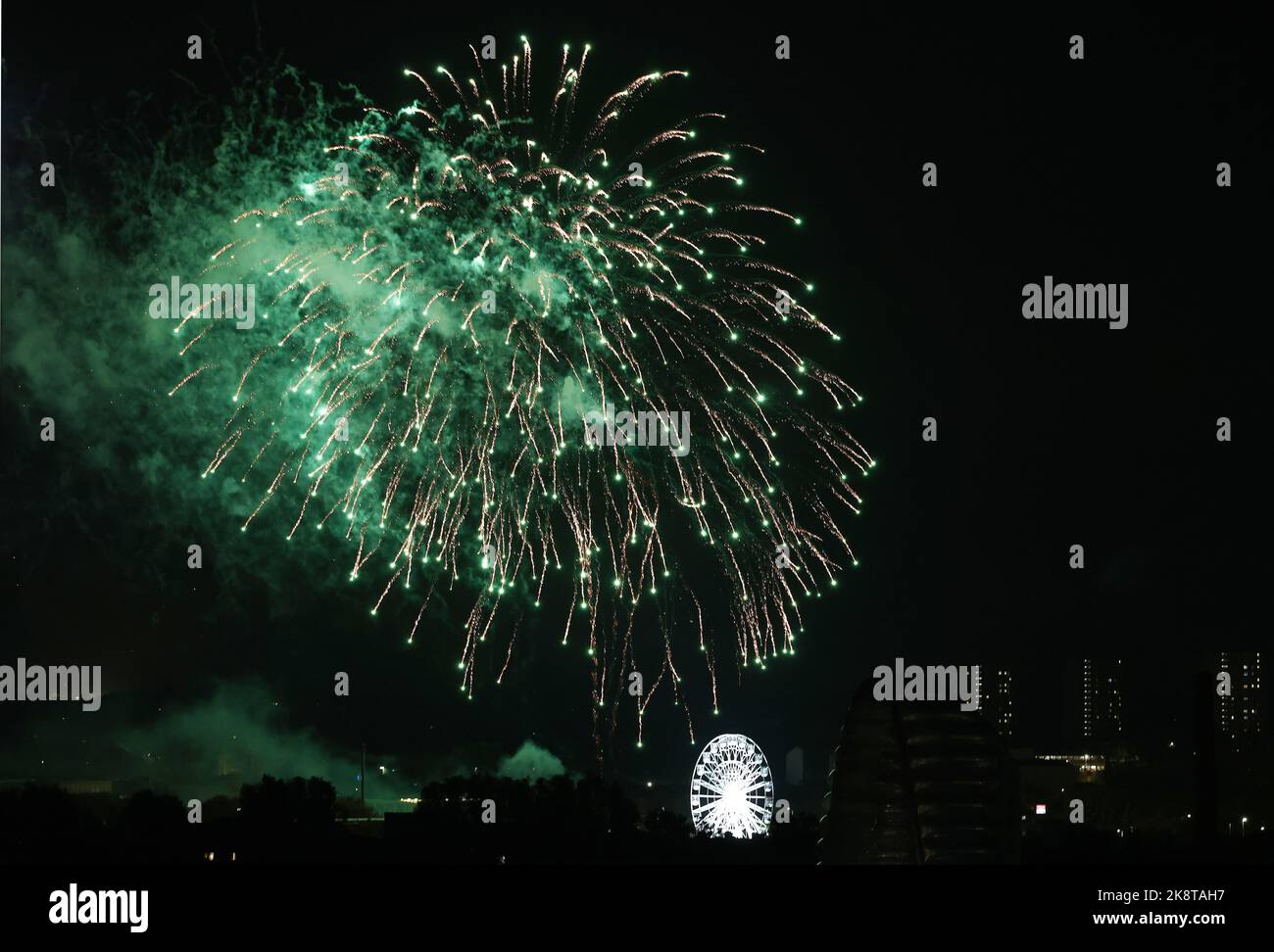 Leicester, Leicestershire, Regno Unito. 24th ottobre 2022. I fuochi d'artificio esplodono dietro la ruota della luce durante le celebrazioni Diwali sul Golden Mile. LeicesterÔs celebrazione di Diwali è una delle più grandi al di fuori dell'India. Credit Darren Staples/Alamy Live News. Foto Stock