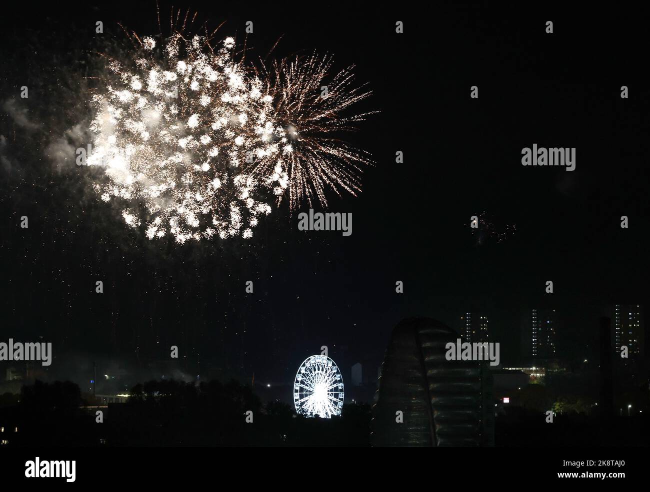 Leicester, Leicestershire, Regno Unito. 24th ottobre 2022. I fuochi d'artificio esplodono dietro la ruota della luce durante le celebrazioni Diwali sul Golden Mile. LeicesterÔs celebrazione di Diwali è una delle più grandi al di fuori dell'India. Credit Darren Staples/Alamy Live News. Foto Stock