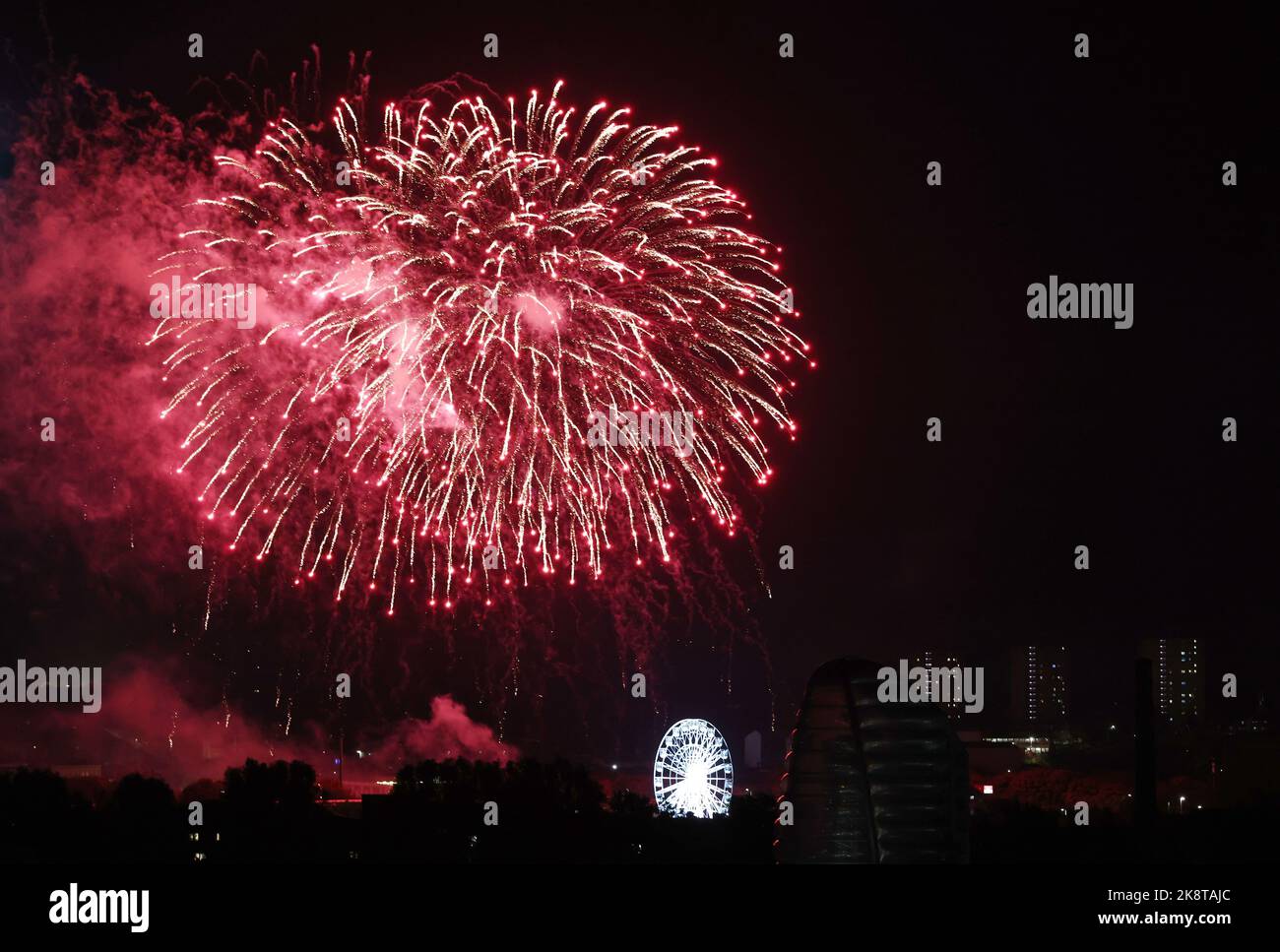 Leicester, Leicestershire, Regno Unito. 24th ottobre 2022. I fuochi d'artificio esplodono dietro la ruota della luce durante le celebrazioni Diwali sul Golden Mile. LeicesterÔs celebrazione di Diwali è una delle più grandi al di fuori dell'India. Credit Darren Staples/Alamy Live News. Foto Stock