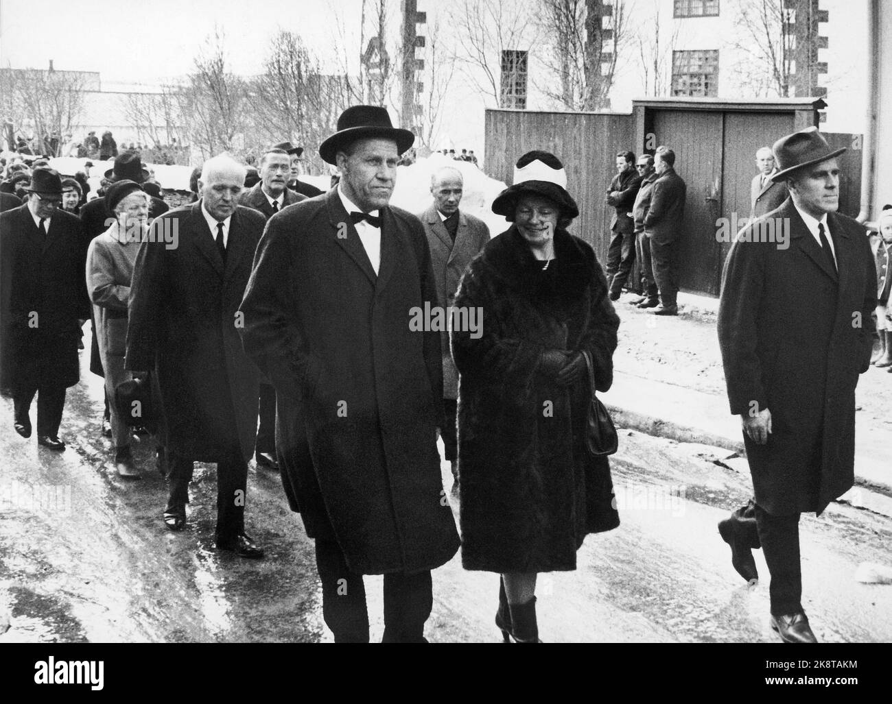 Røros 22 aprile 1967. Al funerale dell'autore Johan Falkberget erano presenti molte persone famose. Qui primo Ministro per Borten (t Foto: Timmie Skotaam / corrente / NTB Foto Stock