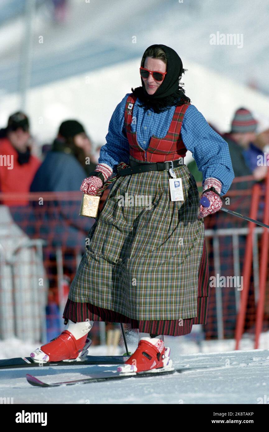 Hafjell, comune di Øyer 19940223. Olimpiadi Lillehammer 1994. La regina Sonja (indietro) ha partecipato alla ragazza durante la pausa per la grande gara di slalom a Hafjell. La pista da sci. Foto: Pål Hansen / NTB Nuova scansione SPBEKEIL Foto Stock