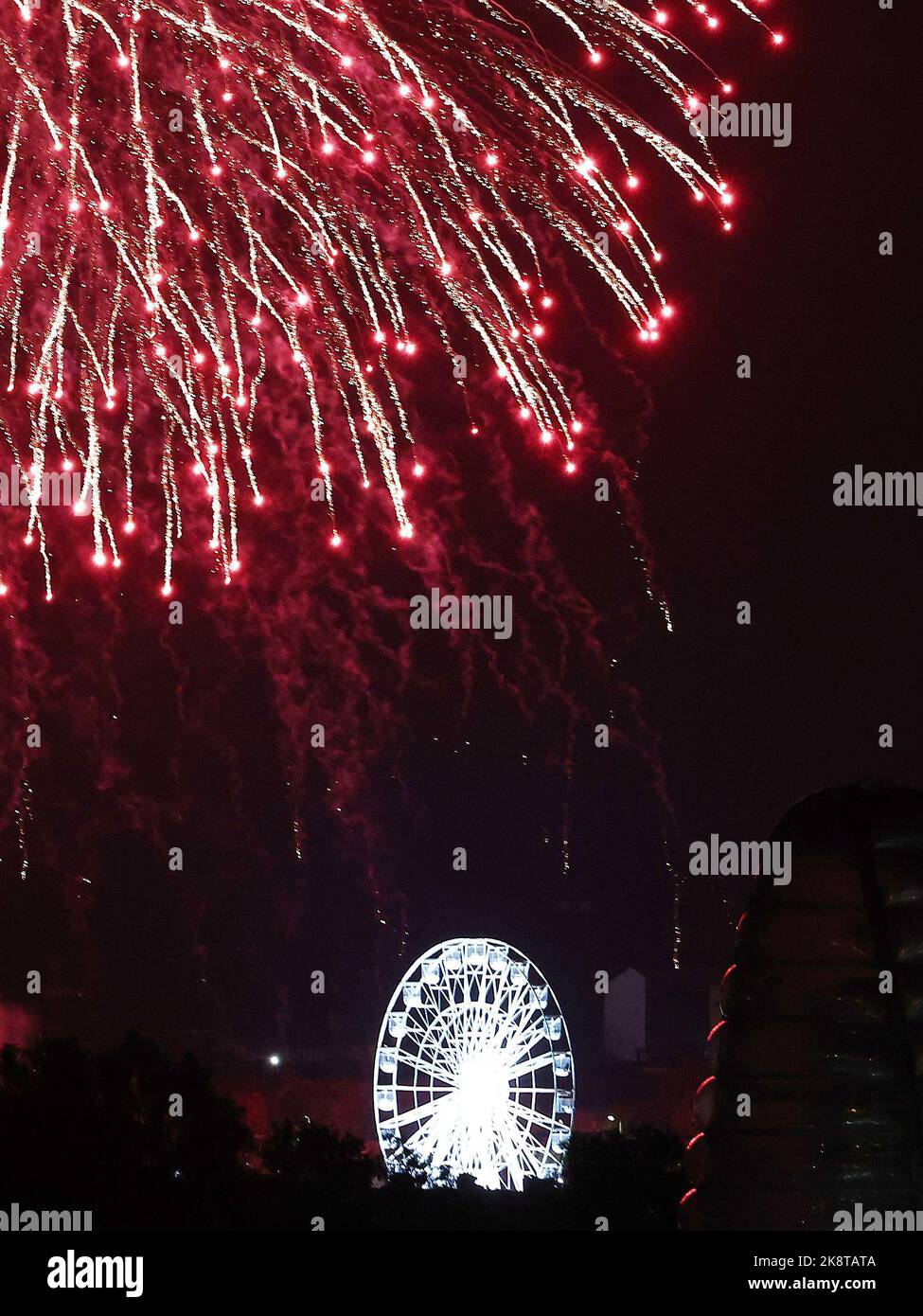 Leicester, Leicestershire, Regno Unito. 24th ottobre 2022. I fuochi d'artificio esplodono dietro la ruota della luce durante le celebrazioni Diwali sul Golden Mile. LeicesterÔs celebrazione di Diwali è una delle più grandi al di fuori dell'India. Credit Darren Staples/Alamy Live News. Foto Stock