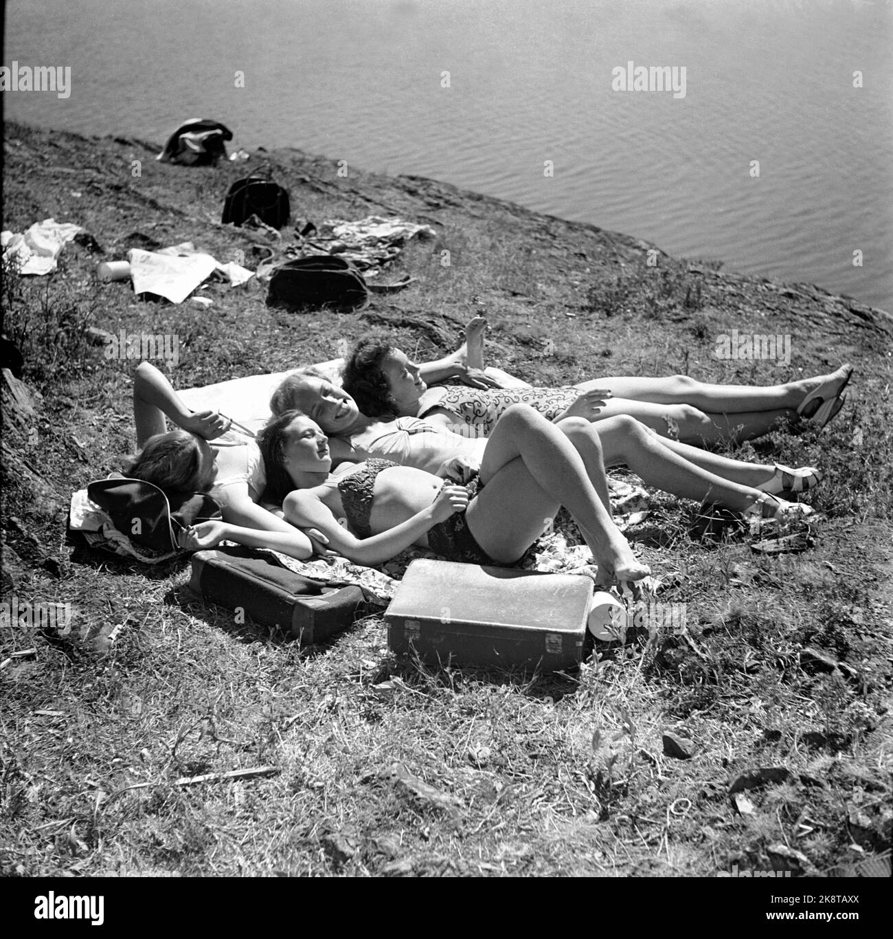 Oslo 19470601 nell'estate del 1947 fu l'estate più secca e calda nella memoria dell'uomo. La stagione balneare è iniziata a tempo record. Qui da un'area per nuotare nella zona di Oslo, dove quattro giovani donne si abbronzano in costume da bagno. Foto: NTB / NTB Foto Stock