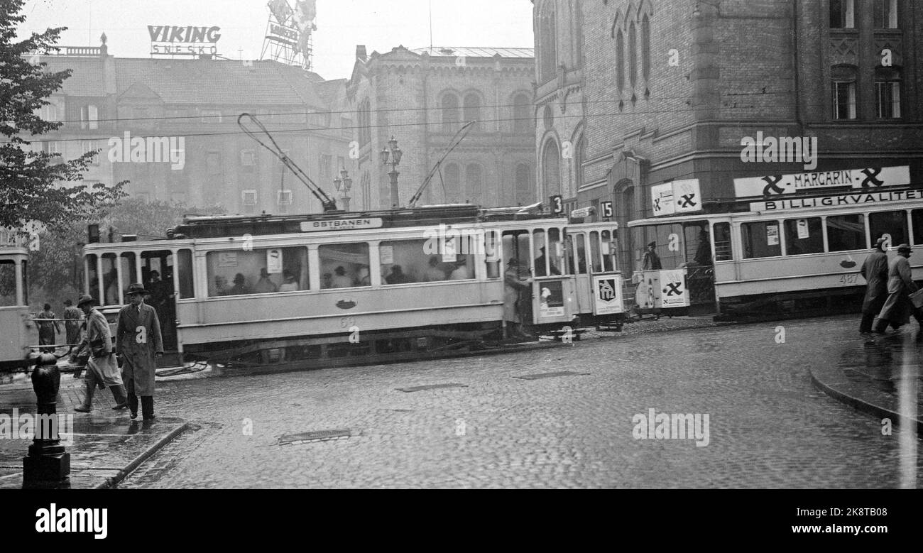 Oslo circa 1935 Un tram sulla strada per lo Stortingsgaten passato lo Storting. Foto: NTB / NTB Foto Stock