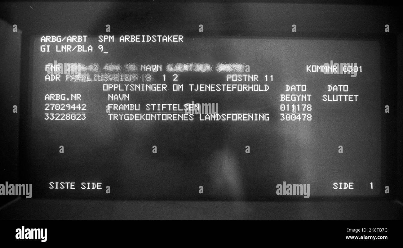 Oslo 19790424 dal sistema di dati di sicurezza sociale. Schermo del computer che mostra esempi di screenshot con "lettere dati", probabilmente verde su nero. Nome, numero di nascita e indirizzo sono in pixel. Foto: NTB / NTB Foto Stock