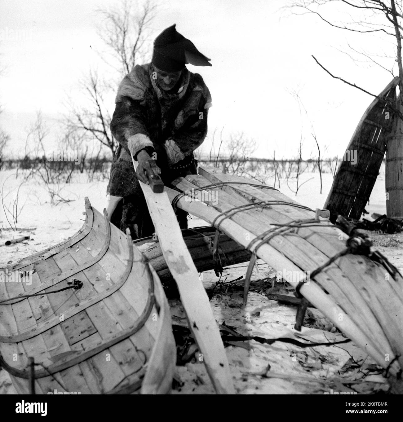 Karasjok 1952. La vita quotidiana dei Sami a Karasjok. Qui vediamo una stessa cosa che fa una barca. Foto: Sverre A. Børretzen / corrente / NTB Foto Stock
