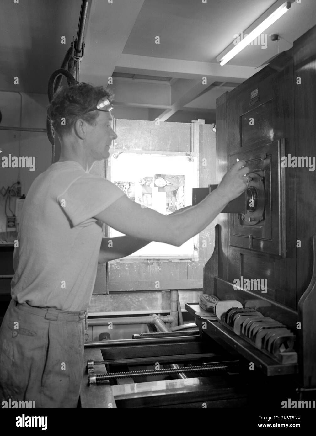 Oslo 1953-06: Questo è il modo in cui si entra nel giornale - l'attuale segue un caso di notizie fin dall'inizio fino a quando non viene in stampa sul giornale Arbeiderbladet. Immagine: Nell'antenna cliché. L'immagine dell'espropriante intervistato ha preso un altro modo ed è giunta al cliché anstop, applicato agli obiettivi che dovrebbe avere sul giornale. Questa fotografia viene ora fotografata, attraverso un reticolo, e trasferita ad una lastra di vetro che viene preparata con tessuti diversi ed estremamente sensibile alla luce. Foto: Sverre A. Børretzen / corrente / NTB Foto Stock