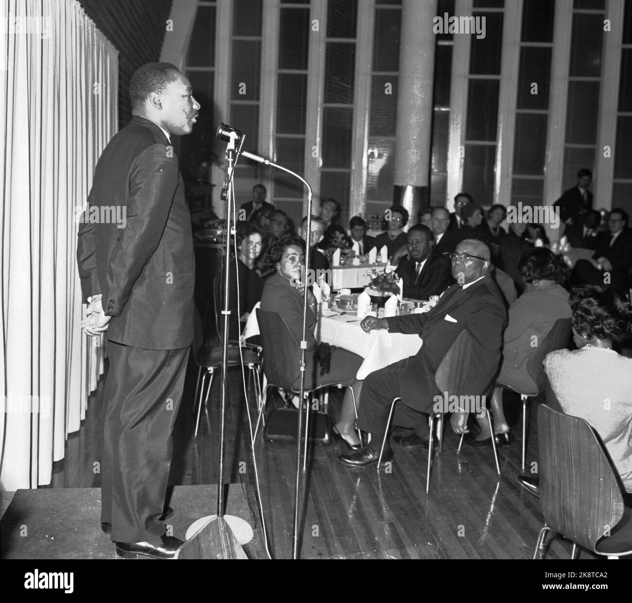Oslo 19641209: Il Premio per la Pace. Premio Nobel per la Pace 1964 al dottor Martin Luther King, difensore dei diritti civili e leader dell'organizzazione della Conferenza della leadership cristiana del Sud. Qui, Martin Luther King parla nella Chiesa Battista di Oslo. Foto NTB / NTB / Henrik Laurvik. FOGLIO. 22255 b c Foto N.T.B./ H. Laurvik Sign.sptodamm Foto Stock