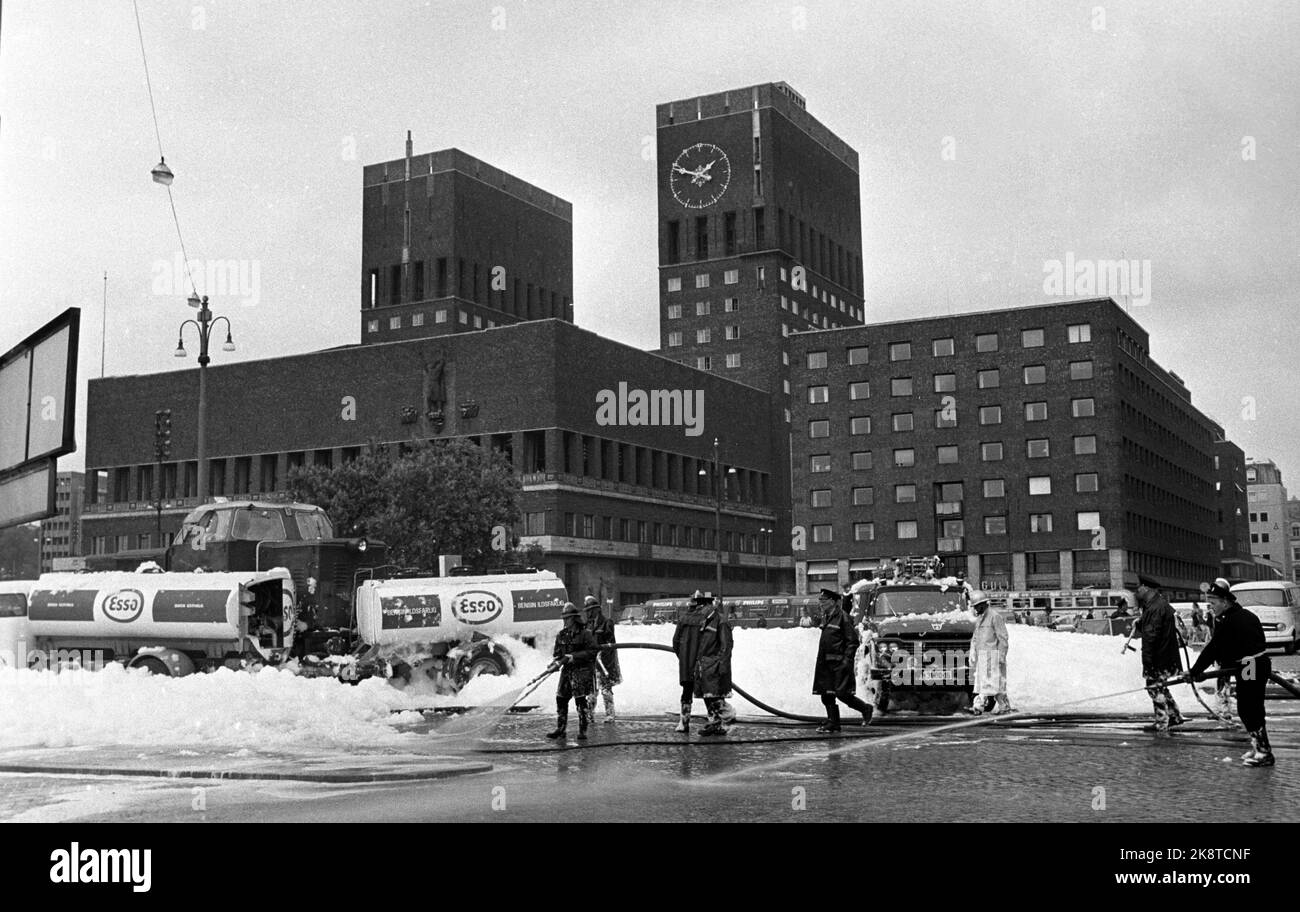 Oslo 19690629 esso camion cisterna con benzina collisero in treno che attraversa la piazza del municipio tra la ferrovia est e ovest. I vigili del fuoco schiumano l'auto, il treno e l'area circostante. Foto: NTB / NTB Foto Stock