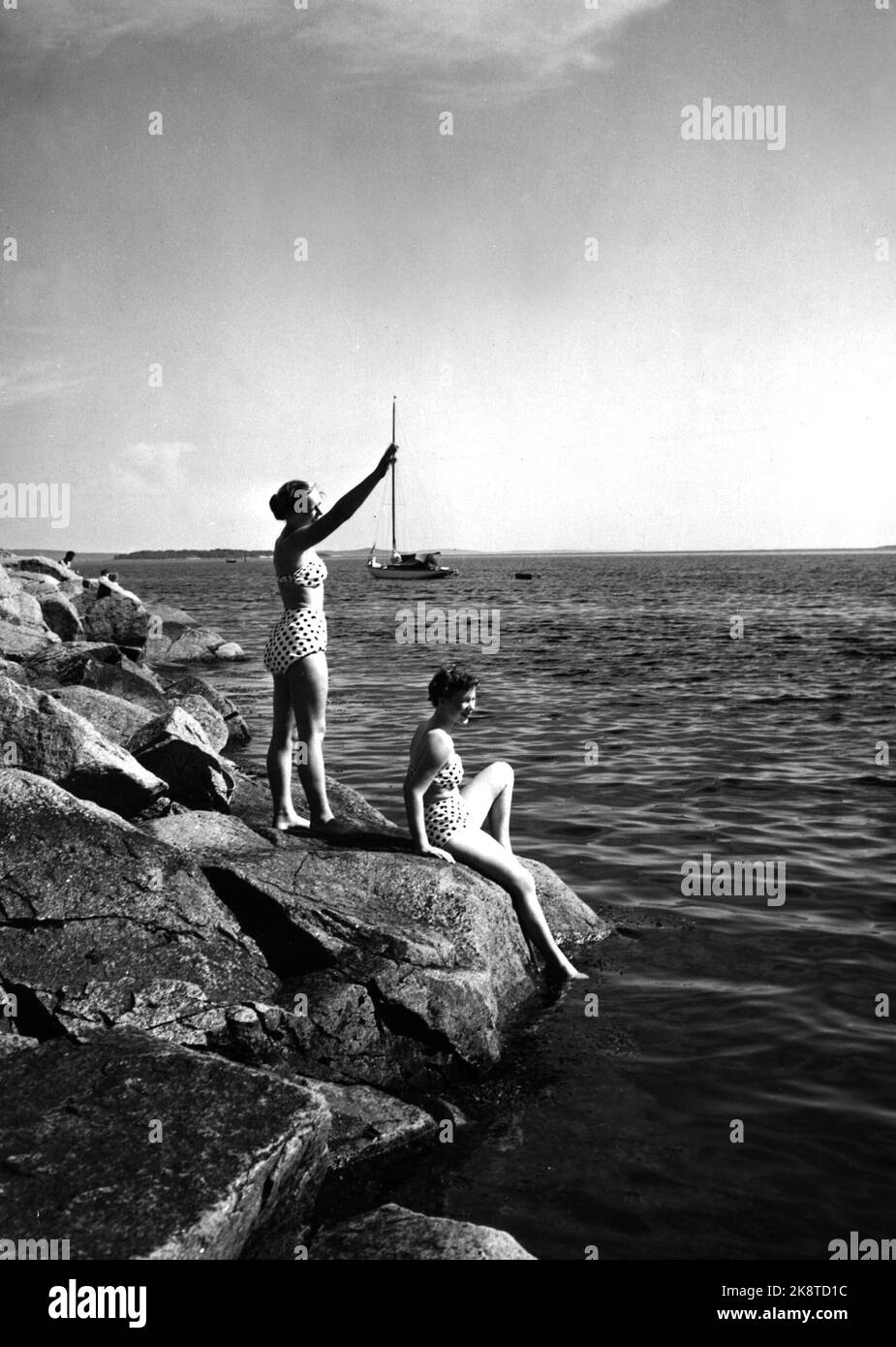 Hurum 19530614. Vita di nuoto a Holmsbu. Giovani donne in bikini sulle montagne rocciose. Foto archivio NTB / ntb Foto Stock