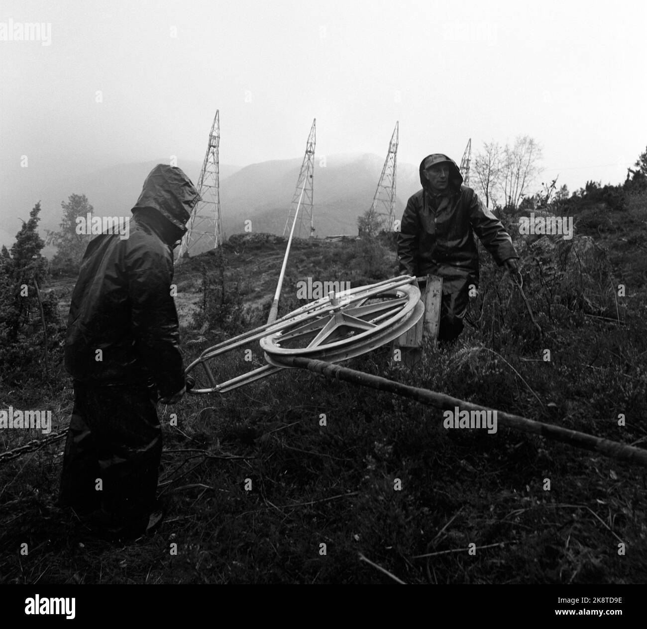 Sogn 19631026 le forze di potenza sono sbarcate a Sogn. Sviluppo di potere in Sogn og Fjordane. Una passerella di recente è salito nelle pietre primaverili dell'Esefjord - caricato con il cavo, che è stato allungato in un record di 1700 metri attraverso il fiordo durante una settimana. L'estremità del cavo è giunta verso l'alto. Diversi uomini sono presenti su entrambi i lati del fiordo. Foto: Aage Storløkken / corrente / NTB Foto Stock