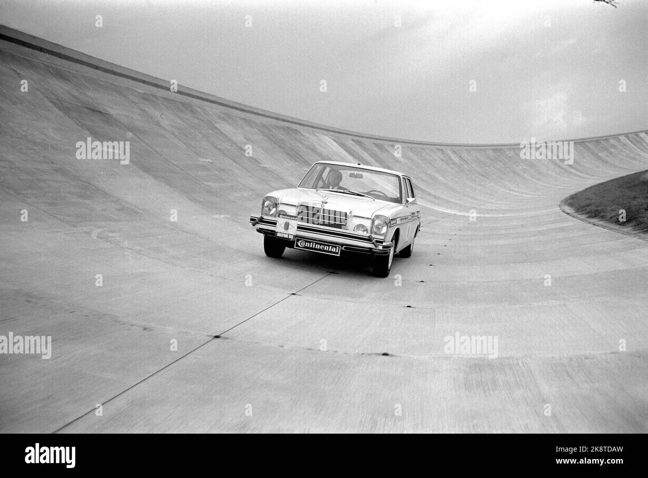 Hannover 1968 Una macchina senza conducente. Dimostrazione di un'auto a controllo elettronico su una corsia di Hannover. La vettura è diretta dagli stand in pista. Tutte le funzioni vitali della vettura, che si tratti di gestione, ingranaggi o frenata, sono determinate da un'elettronica avanzata. La vettura deve essere utilizzata per testare gli pneumatici. Foto: Ivar Aaserud / corrente / NTB Foto Stock