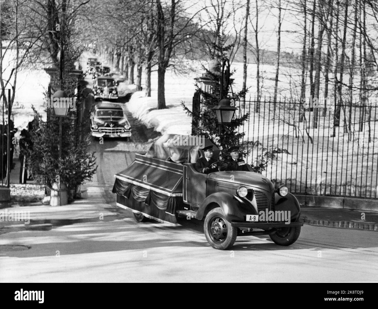 Oslo 1954-04-12 morte della principessa ereditaria Märtha. La bara lascia Skaugum per essere portato alla cappella del castello. Foto: NTB / NTB Foto Stock