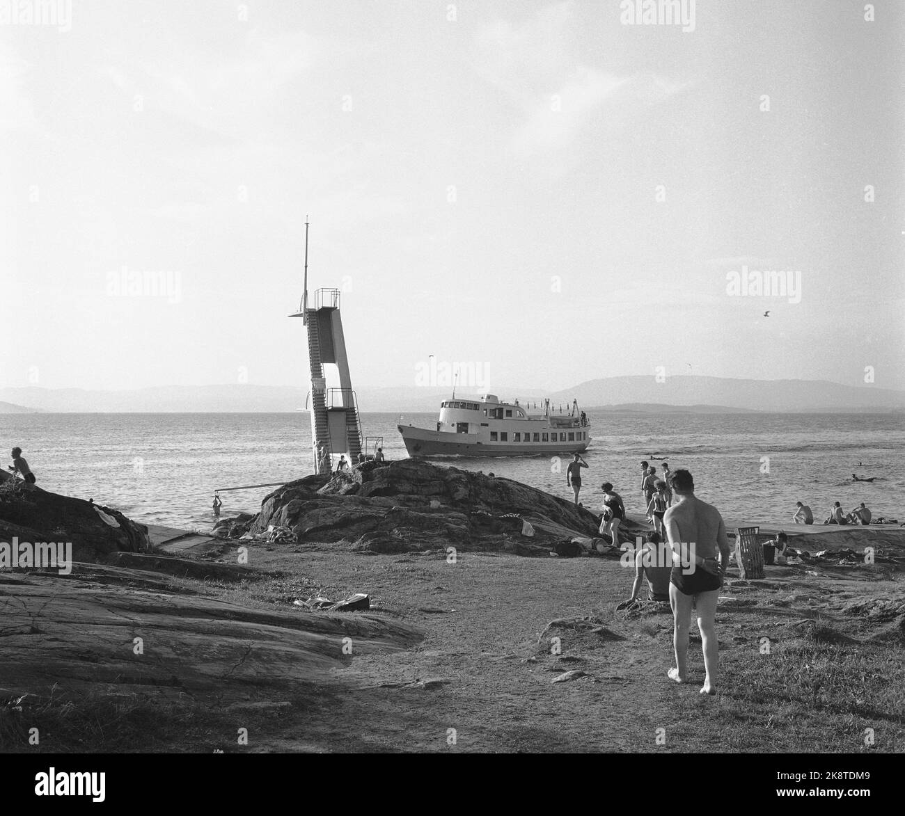 Oppegård, luglio 1963. Ingierstrand Bad con una torre di immersione e un piccolo traghetto passeggeri che è venuto a Ingierstrand Bad con bagnanti da Oslo. Foto: NTB / NTB Foto Stock