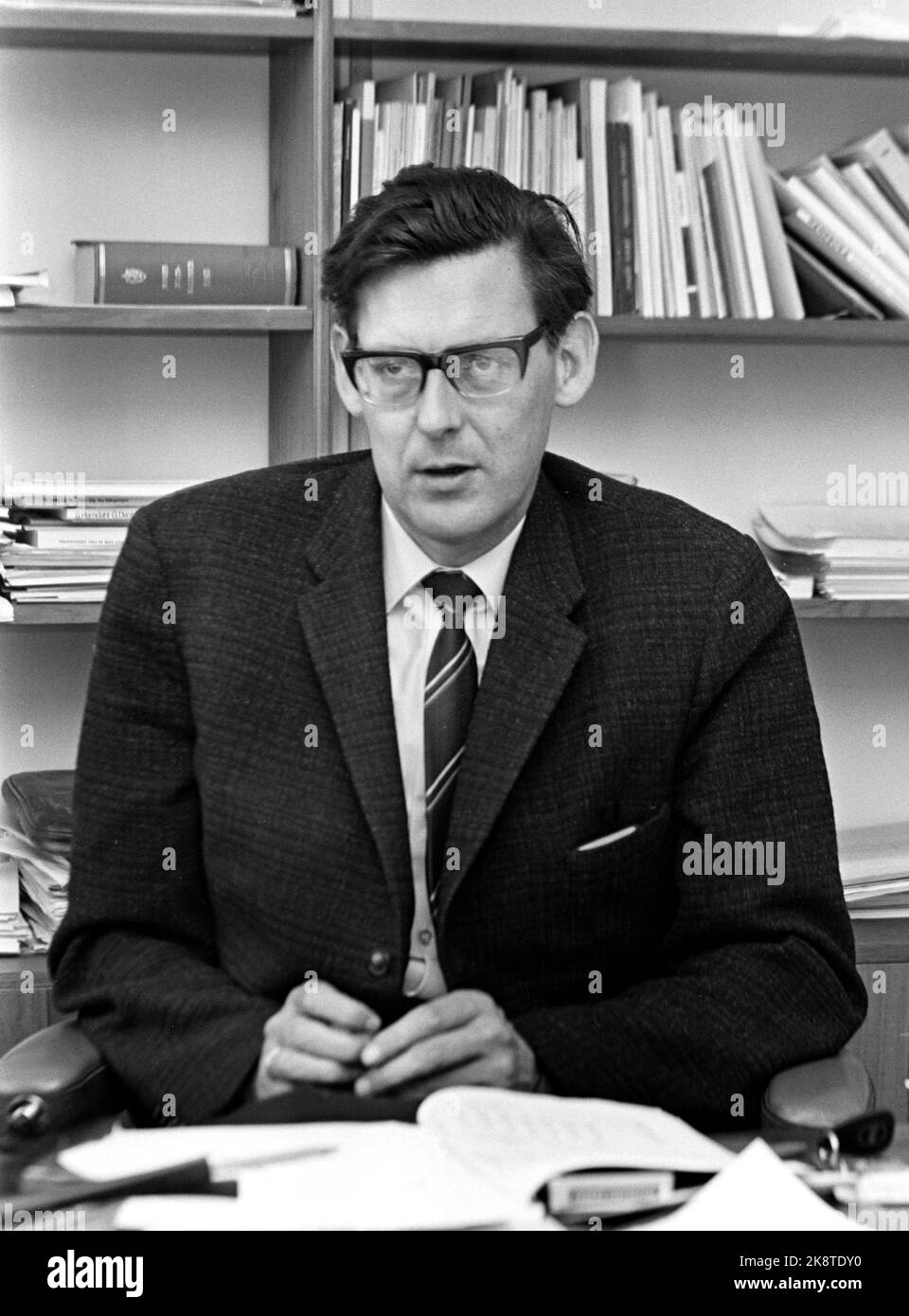 Oslo nell'estate del 1964: Quando verrà introdotta l'assicurazione nazionale, essa interesserà tutti i norvegesi in modi diversi, ma che cosa costerà a ciascun cittadino e che cosa fornirà? Il Segretario di Stato del Ministero degli Affari sociali Bjørn Skau risponde alle domande sulla pensione pubblica. Foto: Ivar Aaserud / corrente / NTB Foto Stock