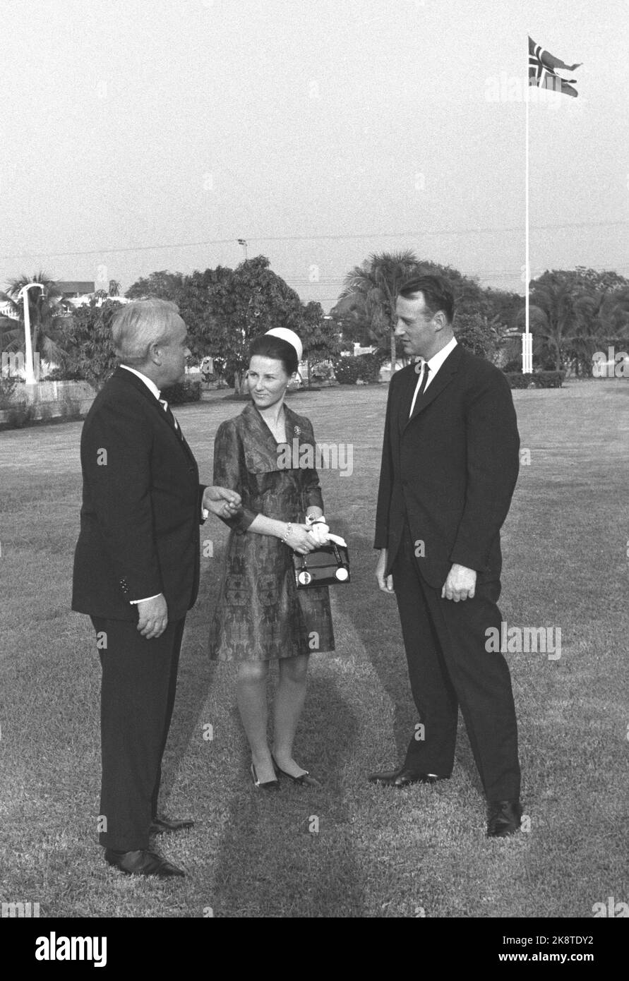 Bankok 19700228. Il principe ereditario Harald e la principessa ereditaria Sonja viaggiano in vacanza in Australia e Thailandia. Insegnare alla coppia del Principe Centrale a Bangkok, dove l'ambasciatore norvegese Arvid Sveum (t.v.) ha accolto i reali. L'ambasciatore Sveum si è schiantato pochi giorni dopo in una pausa in macchina. Più tardi, il principe ereditario sarà il capo di una delegazione commerciale norvegese in Australia. Flagpole con bandiera norvegese sullo sfondo. Foto: Sverre A. Børretzen corrente / NTB Foto Stock