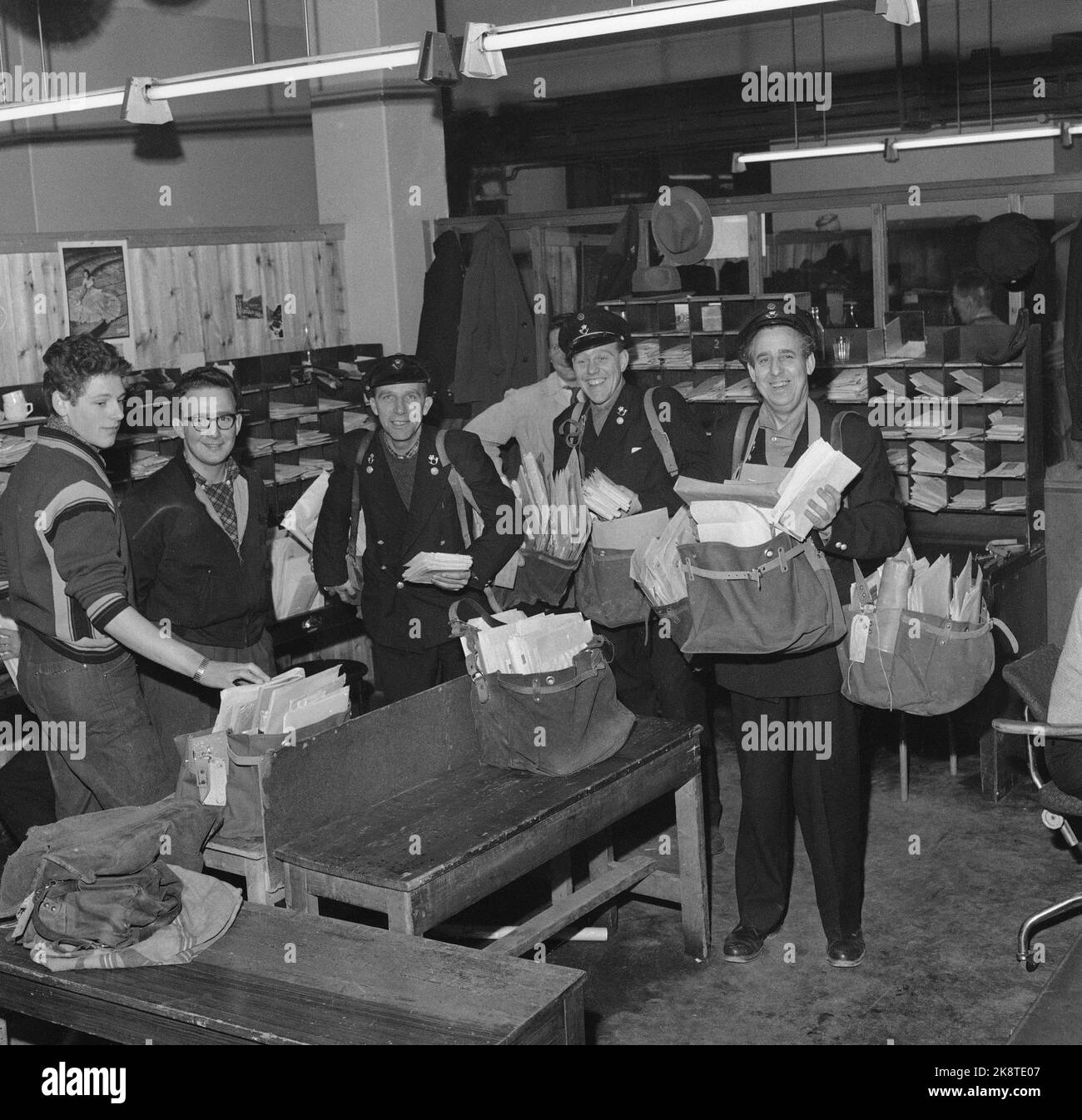 Oslo 21 dicembre 1957. I postini presso l'ufficio postale principale si stanno preparando per uscire con il posto di Natale. Foto: Jan Nordby / NTB / NTB Foto Stock
