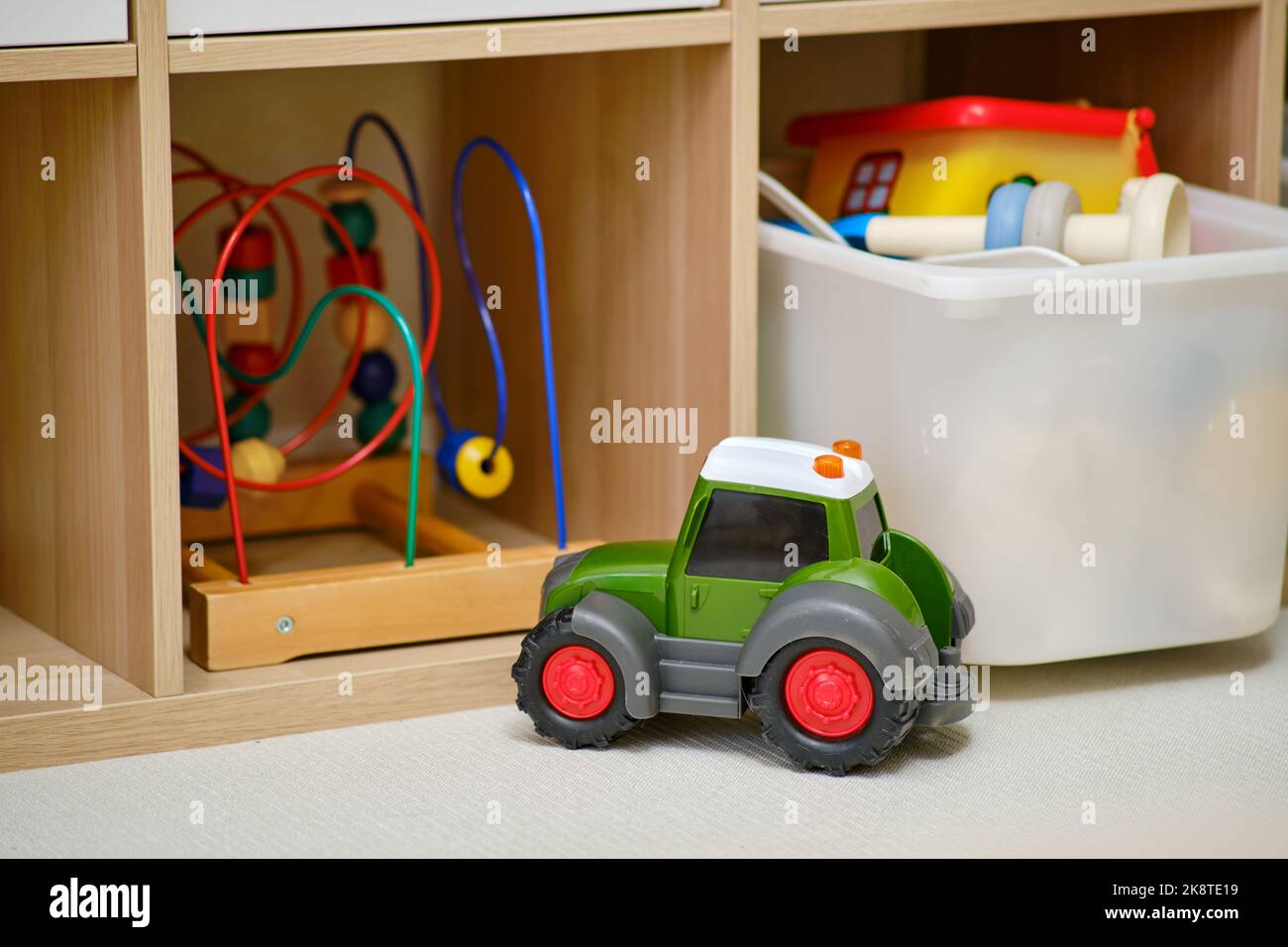 I giocattoli in scatole sono accovastati sul pavimento nella stanza dei bambini. Nursery con giocattoli piegati bambino del bambino del bambino del bambino Foto Stock