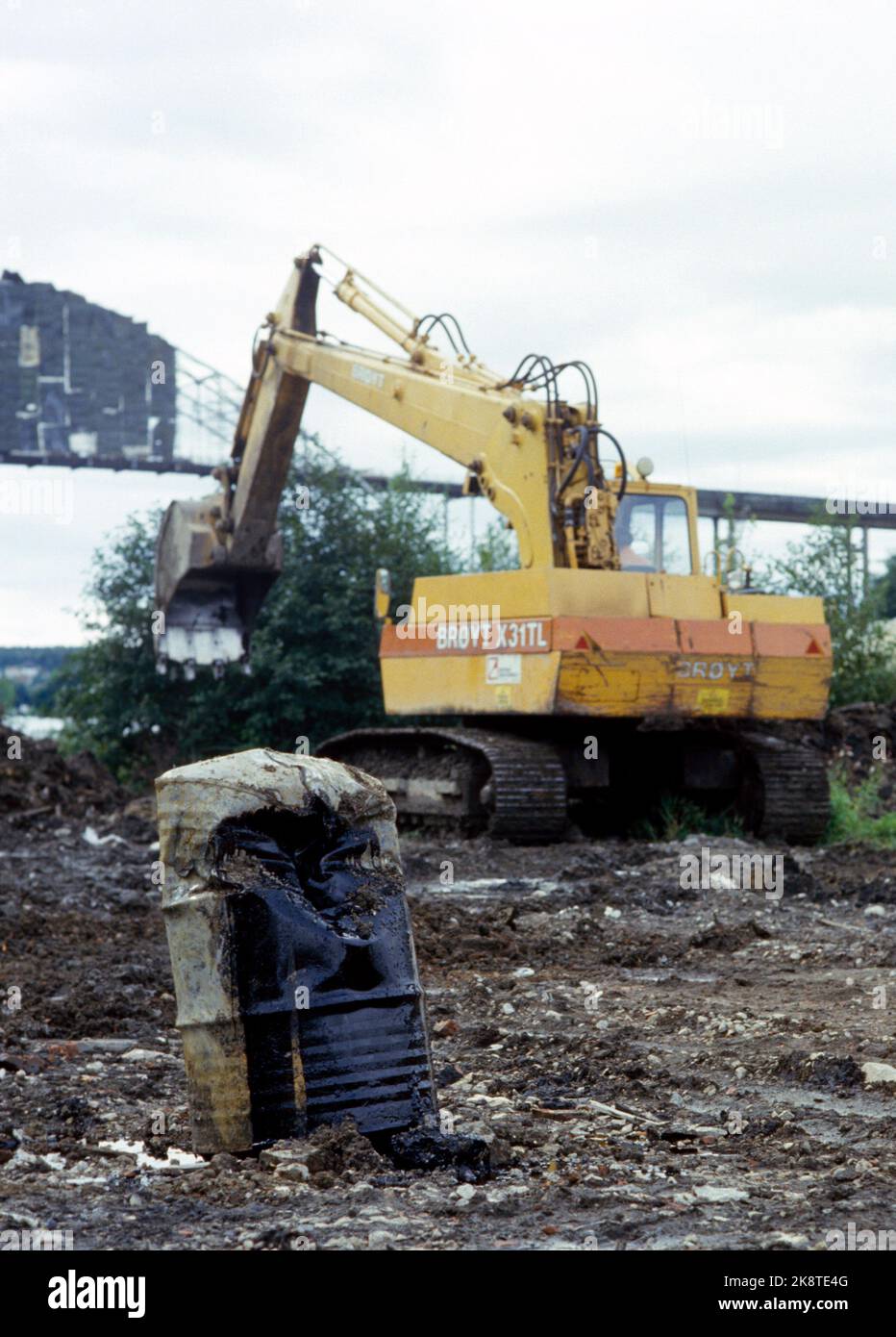 Fredrikstad 1985-09: Natura e gioventù, con Pål Bugge, Frederic Hauge e Rune Haaland, azione contro Unger Fabrikker COME a Fredrikstad. L'accesso ambientale ritiene che l'azienda abbia sepolto per diversi anni barili contenenti veleno. Alla fine, 400 barili sono scavati nell'area di fabbrica. L'autorità norvegese di controllo dell'inquinamento (SFT) segue l'azione. In seguito, la gestione aziendale ammette il contenuto di veleno in alcuni barili. N & U avverte azioni simili. Immagine: Parte dei 400 barili scavati nella zona dei bambini Fabrikker, 5 settembre 1985. Foto: Bjørn Sigurdsøn Foto Stock