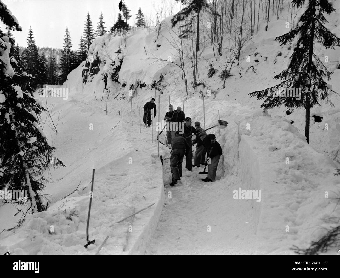 Oslo, Frognerseteren 19510106 il campo di Bobsleigh, che sarà costruito per i Giochi Olimpici invernali del prossimo inverno, è pronto per la prova su strada. Qui il sentiero è preparato da track equiped. Foto: NTB / NTB Foto Stock