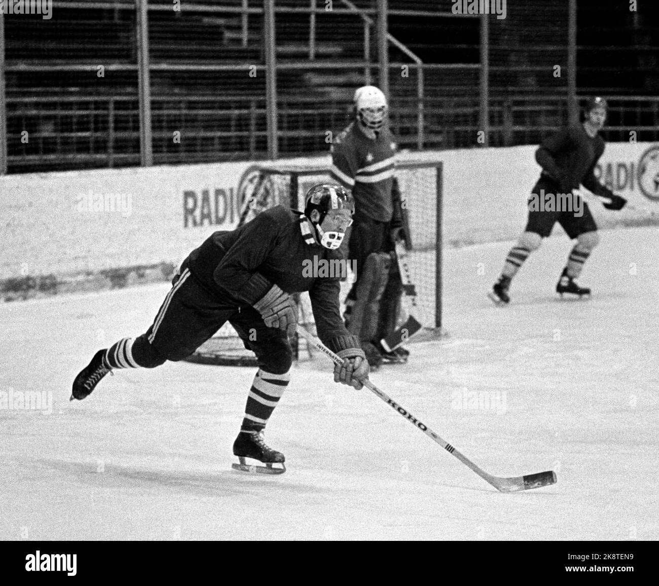 Oslo 19710218 giornalista NRK Jon Herwig Carlsen (TV) in azione in attrezzature di hockey su ghiaccio. Foto: Hordnes / NTB / NTB Foto Stock