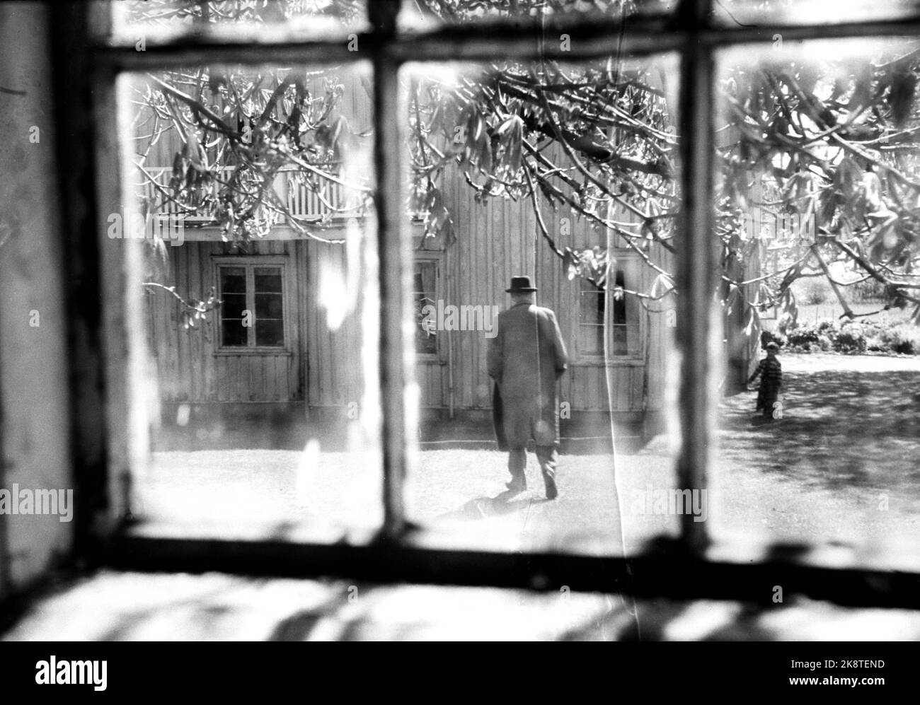Grimstad 19460601 procedure nazionali al FRIFOT Arild Hamsun fotografato nel cortile di fronte a Nørholmen. L'immagine viene scattata attraverso una finestra stabile. Il giovane Hamsun è appena tornato a casa dopo aver visitato suo padre nella vecchia casa. Arild Hamsun non ha gradetto essere fotografato ed è stato abbastanza liberamente minacciare il personale attuale con la polizia ... Foto: TH. Scotaam / corrente / NTB Foto Stock