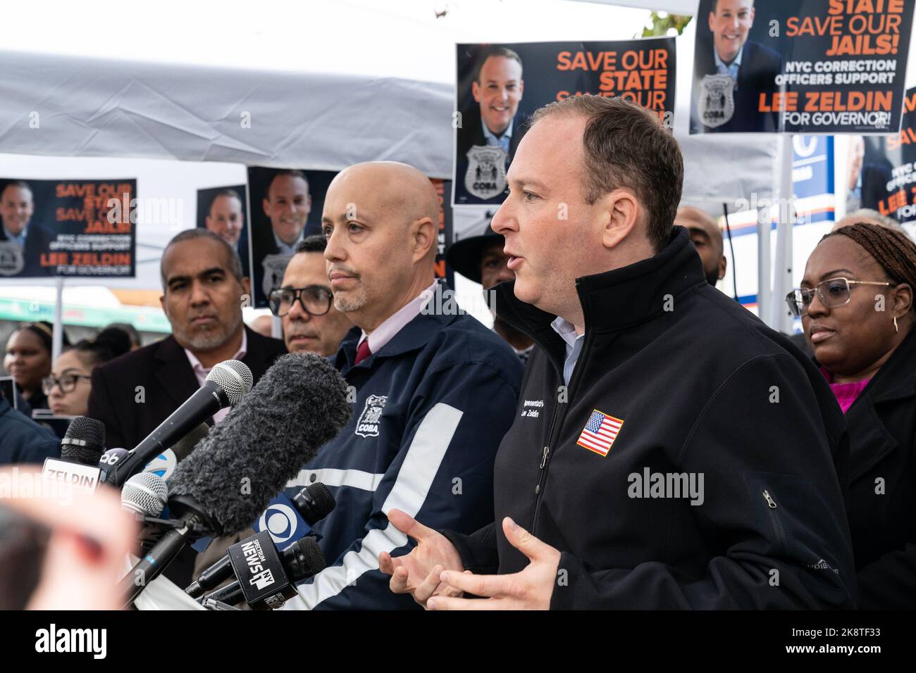 Il Congressman Lee Zeldin ringrazia l'Associazione benevola degli ufficiali di correzione di New York per l'approvazione per Governatore a Rikers Island Sign il 24 ottobre 2022 Foto Stock