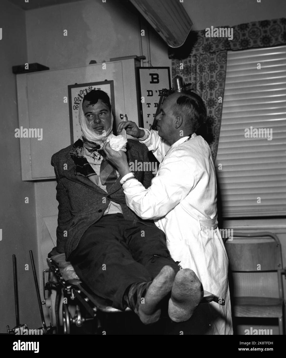 Tolga 19561108 incidente di volo su Hommelfjell. Un volo Heron da Braathens con dieci passeggeri e due piloti è stato segnalato mancante tra Oslo e Trondheim, e gli equipaggi esplorativi hanno trovato l'aereo 28 ore dopo. È stato Rolf Kirkvaag di NRK e manager Knut Steen-Hansen che è riuscito ad arrivare alla gente. Due sono stati uccisi durante l'incidente e gli altri sono stati feriti. L'immagine mostra il titolare principale del libro Victor Norberg-Schultz dopo essere arrivato all'ospedale di Tynset. Archivio NTB foto Jan Nordby / NTB Foto Stock