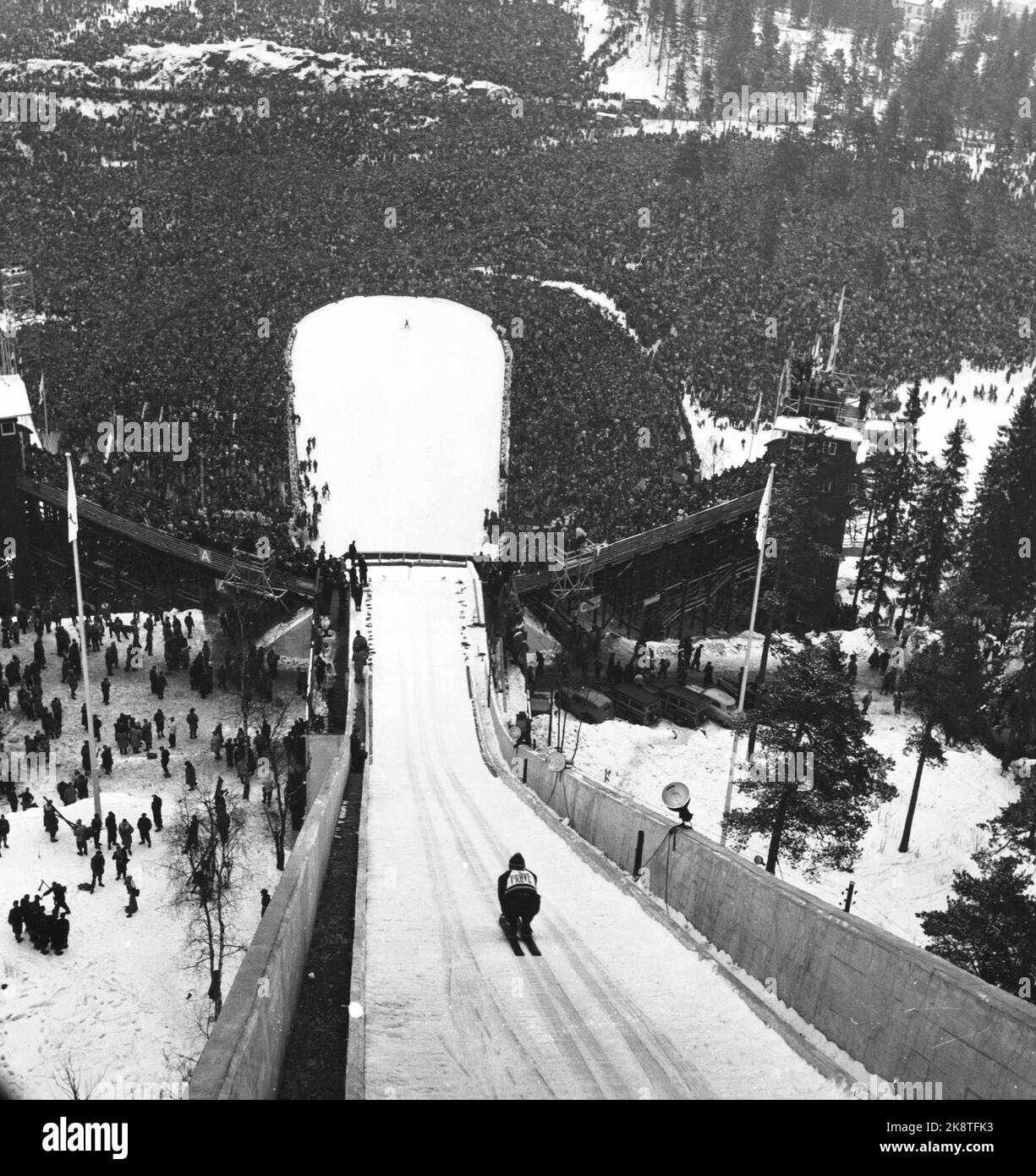 Le Olimpiadi invernali di Oslo del 1952. Holmenkollbakken, oltre 150.000 è venuto alla corsa di salto in Holmenkollen. Un disco del pubblico è stato fissato con 104 102 spettatori paganti, il palo libero è pieno di spettatori. Ecco un esempio di salto che mette al di fuori della collina di salto. Foto: Corrente / NTB Foto Stock