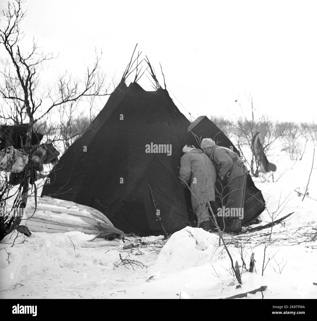 Karasjok 1952. La vita quotidiana dei Sami a Karasjok. Tenda Sami. Lavvo. Foto: Sverre A. Børretzen / corrente / NTB Foto Stock