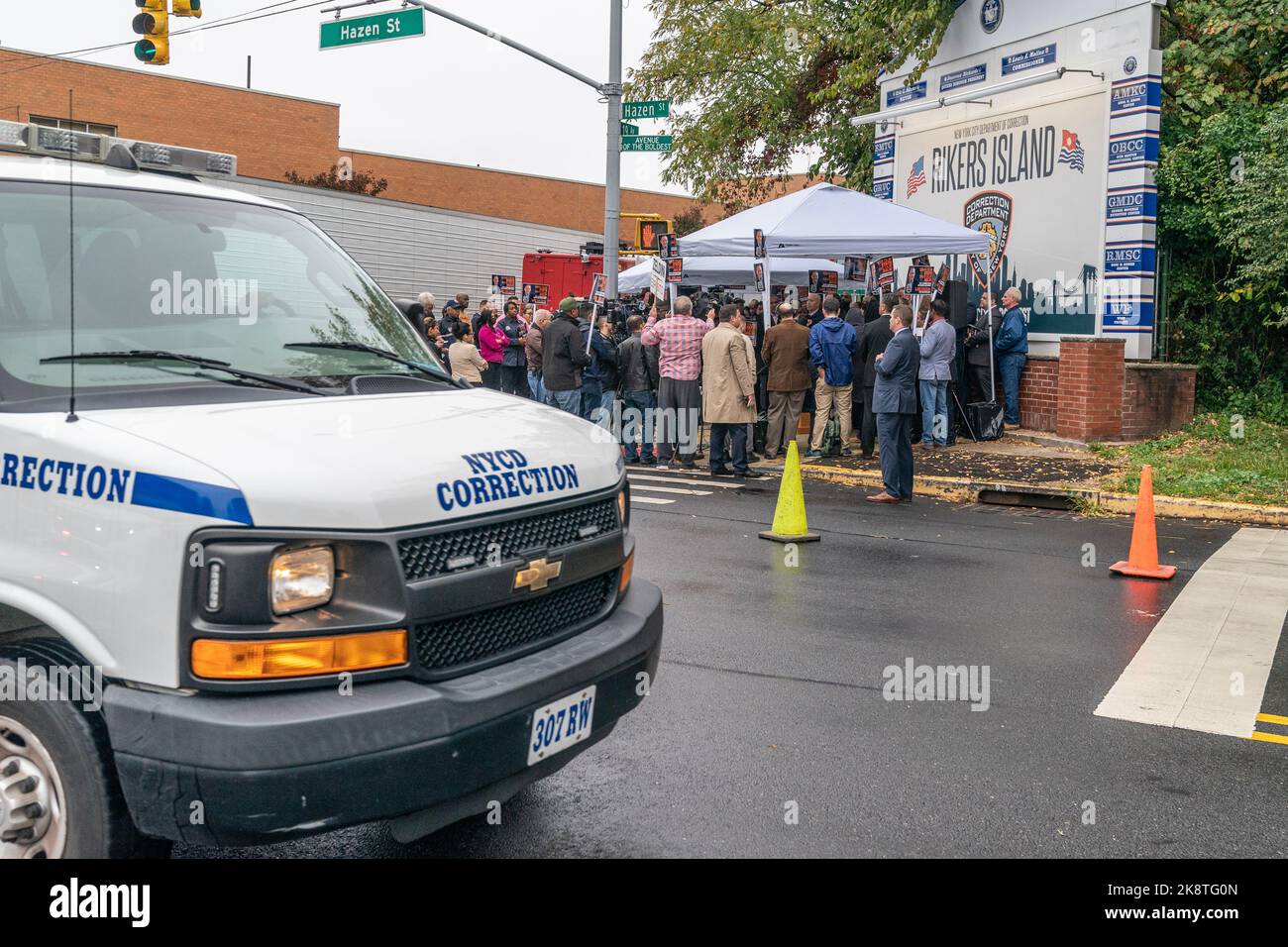 Il Congressman Lee Zeldin ringrazia l'Associazione benevola degli ufficiali di correzione di New York per l'approvazione per Governatore a Rikers Island Sign il 24 ottobre 2022 Foto Stock