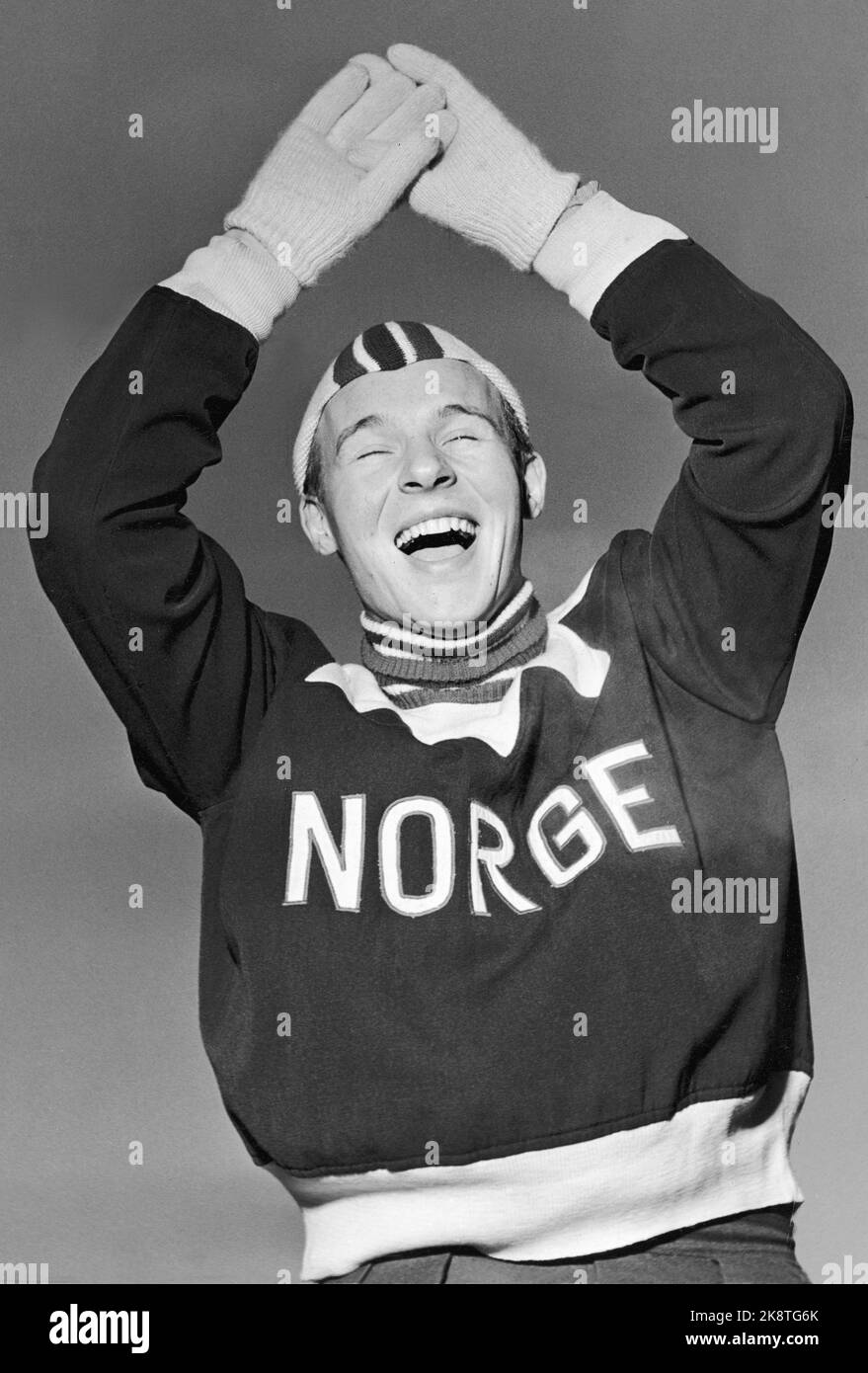 Oslo 1955. Il 21 Knut 'Kuppern' Johannesen ha fatto 'Hjallis-Sus' a Bislett quando ha finito 10.000 m nella partita internazionale contro i Paesi Bassi su 16.59.1. Il norvegese divenne il numero 2 in lontananza. Qui si rallegra per la vittoria. (Cheer) Foto: Aage Storløkken / corrente / NTB la foto viene nuovamente scansionata in versione grande Foto Stock