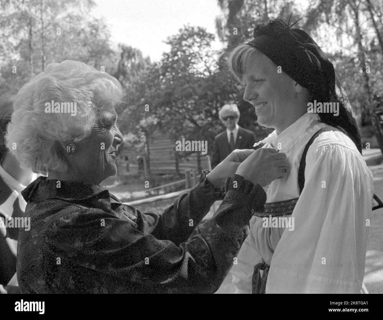 Oslo 19830629. Visita ufficiale in Norvegia del Vice Presidente degli Stati Uniti George Bush. La vicepresidente delle donne Barbara Bush visita il Museo del Folklore norvegese a Bygdøy. Qui studia i dettagli di un costume norvegese. Foto: Inge Gjellesvik / NTB Foto Stock