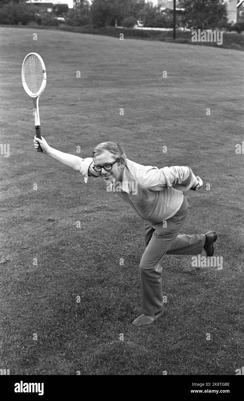 19720902. Il giornalista Herbjørn Sørebø ha scritto una collezione di poesie 'gli agricoltori non giocano a tennis' che è una raccolta di poesie senza rima. Sørbø crede che qualcosa debba essere lasciato all'associazione e all'immaginazione del lettore. C'è un importo incredibile che si può dire che gli agricoltori non giocano a tennis, ma alcuni ancora pensano che questa sia galematia. Qui, Sørbø si pone come giocatore di tennis per il fotografo. Foto: Aage Storløkken corrente / NTB Foto Stock