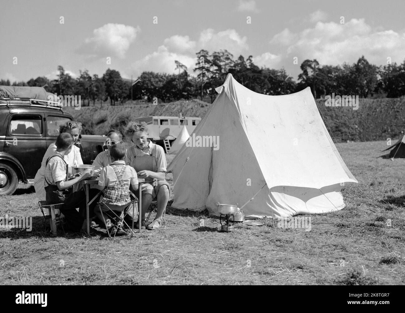 Oslo 19490726 Foto estiva dalla capitale: Campeggio a Sinsen. Ecco una famiglia di cinque persone che si godono la cena fuori dalla loro tenda bianca. Foto: NTB / NTB Foto Stock