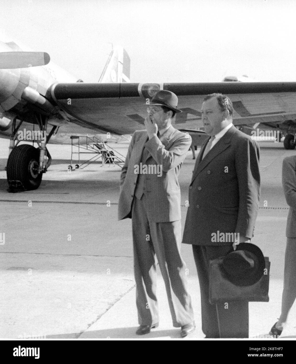 Oslo 19460720. Segretario Generale Trygve Lie (t.H.) 1896-1968 km dall'aeroporto di Fornebu. Trygve Lie è stato ministro del Commercio 1939, ministro degli Esteri 1940, segretario generale delle Nazioni Unite 1946-1953, governatore della contea di Oslo 1955-1963, crimine industriale 1963-1964 e ministro del Commercio 1964-1965. Foto: Evang NTB Archive / NTB Foto Stock