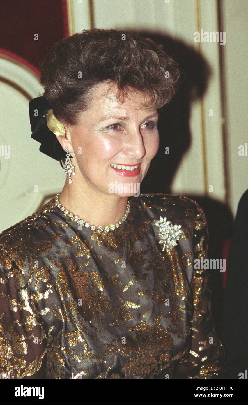 Parigi Francia 19881118. La coppia del principe ereditario in visita ufficiale in Francia. Crown Prince Sonja a Galla presso l'Hotel Ritz. Sonja in abito broccato oro. Foto: Morten Hval / Bjørn-owe Holmberg NTB / NTB Foto Stock