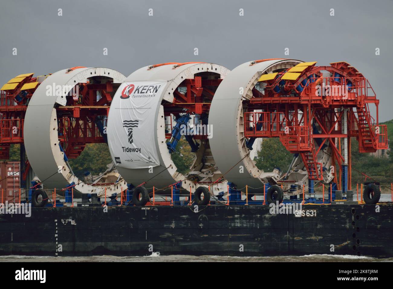 Persiane secondarie per il progetto Tideway Tunnel in corso di consegna tramite chiatta fluviale a Chambers Wharf a Londra Foto Stock