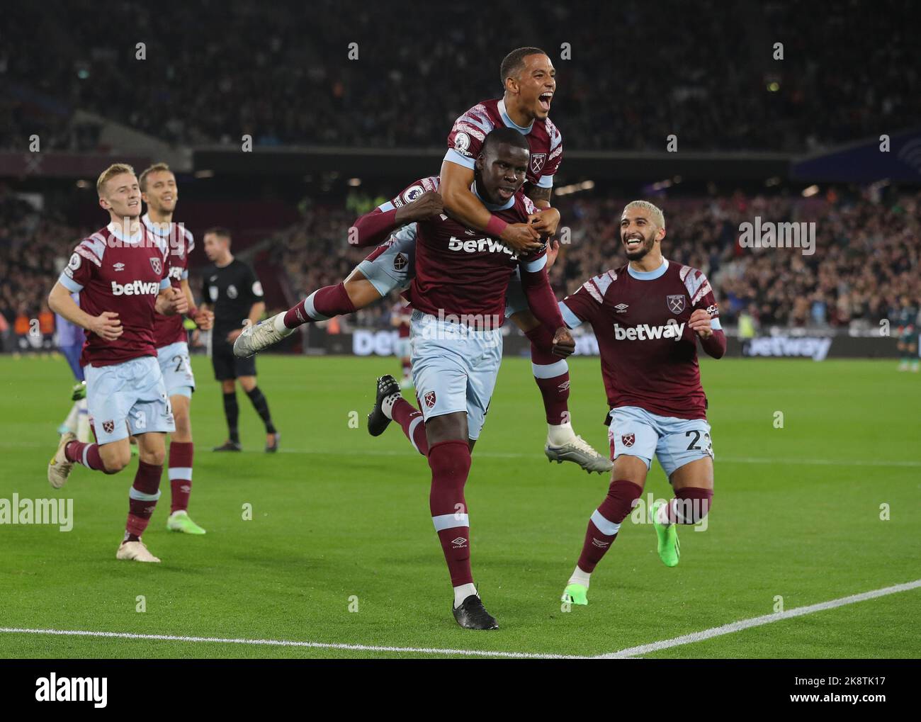 Londra, Inghilterra, 24th ottobre 2022. Kurt Zouma del West Ham United festeggia dopo aver segnato il gol di apertura durante la partita della Premier League al London Stadium, Londra. L'accreditamento dell'immagine dovrebbe leggere: Paul Terry / Sportimage Foto Stock