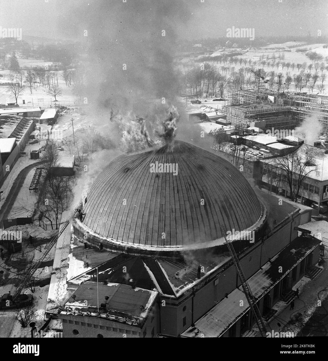 Oslo 19630215 il cinema del Colosseo è in fiamme. Il fotografo del fotografo del Phillips Building, mentre la cupola sta controllando insieme. Vigili del fuoco sul tetto TV. Nella foto. Immagine 4 di 10 Foto: Erik Thorberg / NTB / NTB Foto Stock