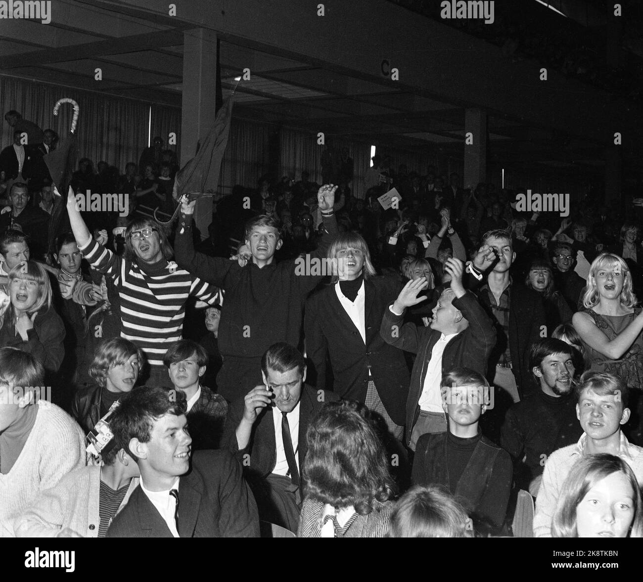 Oslo 19650624 il gruppo pop The Rolling Stones tiene un concerto nella sala fieristica di Sjølyst. Qui il pubblico in estasi. Foto: Henrik Laurvik / NTB Foto Stock Oslo 19650624 il gruppo pop The Rolling Stones tiene un concerto nella sala fieristica di Sjølyst. Qui il pubblico in estasi. Foto: Henrik Laurvik / NTB Foto Stock