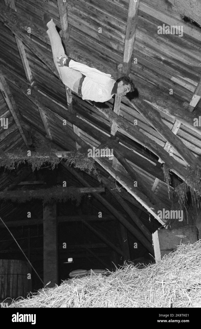 Jæren 19600507. L'unico partecipante norvegese alle Olimpiadi Åge Storhaug (22 anni) si allena a casa a Løa su Jæren. Attualmente Åge Storhaug sta praticando le 60 esercitazioni olimpiche obbligatorie. Quando le giornate scolastiche sono finita, Åge tira dentro il vestito di addestramento e esce nel fienile per allenarsi. Foto: Ivar corrente di Aaserud / NTB Foto Stock