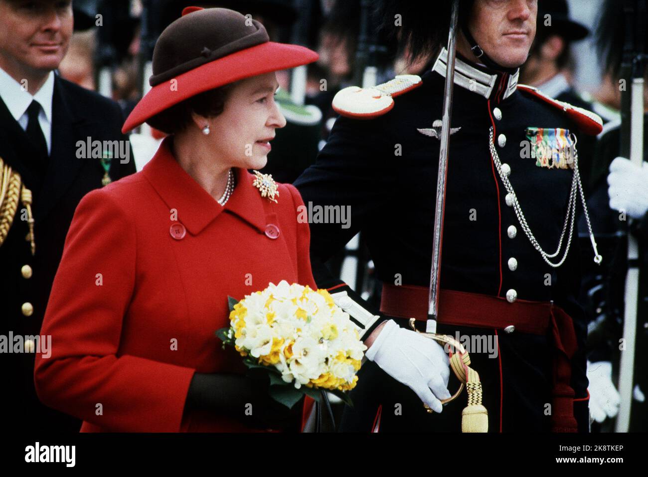 Oslo 19810505. Regina Elisabetta in Norvegia in visita di stato con suo marito Principe Filippo. La Regina ispeziona il cortile onorario di Honnørbrygga. Cappotto rosso, cappello nero e rosso. Bouquet di fiori. Foto: Erik Thorberg / NTB / NTB Foto Stock