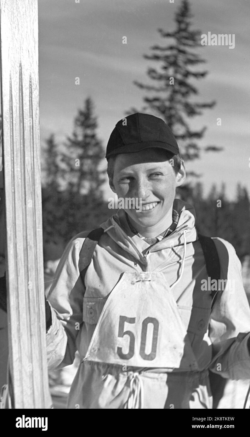 Oslo 19490319. Un Principe Harald sorridente partecipa alla gara di sci della scuola insieme alla classe della scuola Smedad. Foto: NTB Foto Stock