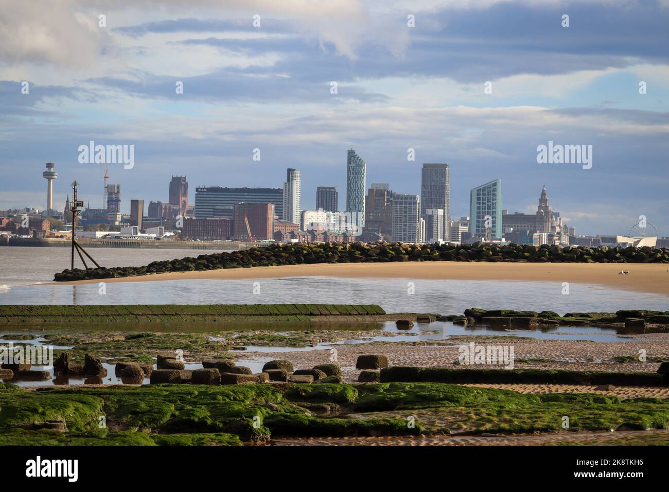 Liverpool City Skyline, come si vede da New Brighton, Wirral, tra cui le 3 grazie, cattedrali e la radio City Tower Foto Stock