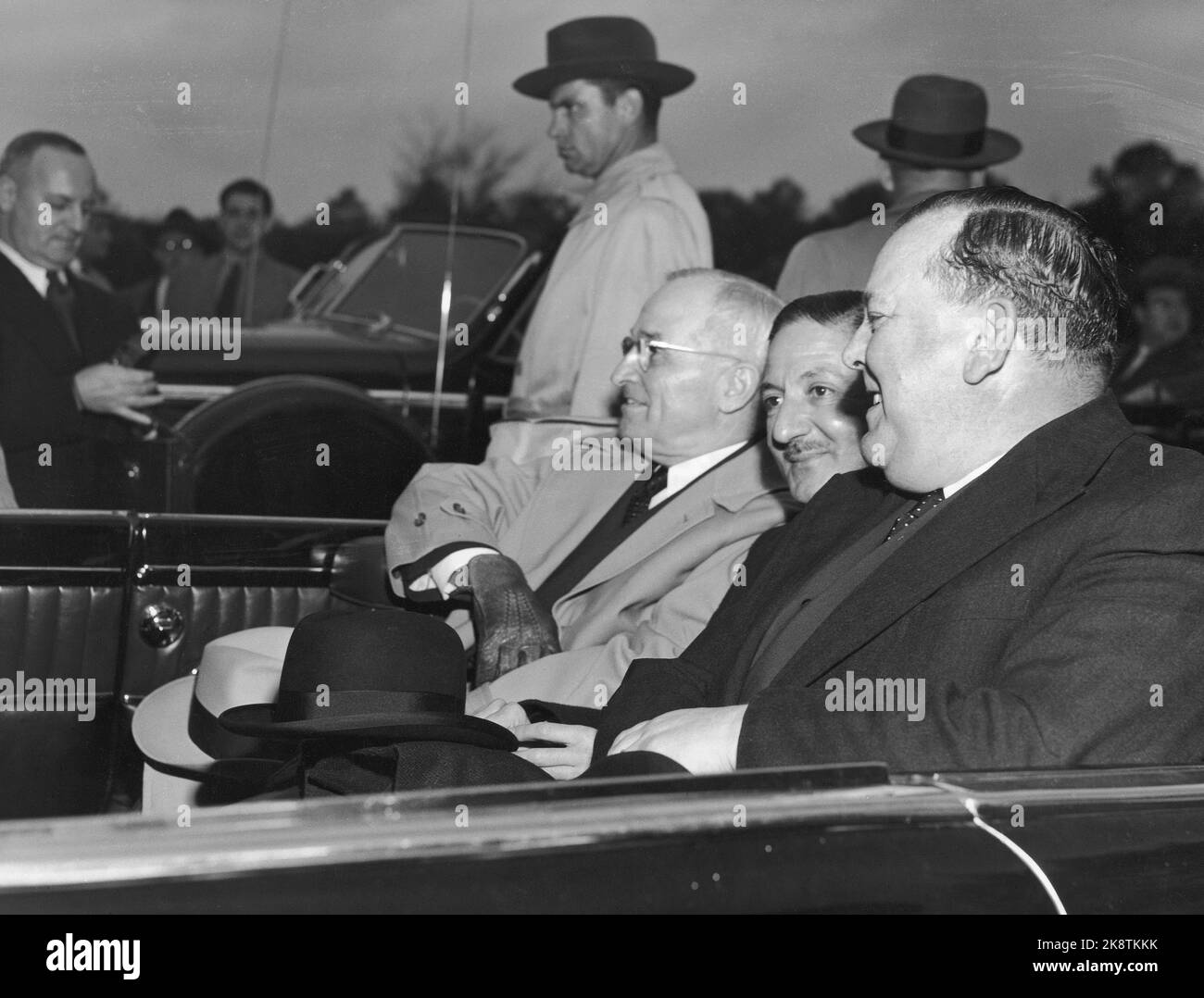 Truman, il presidente degli Stati Uniti Harry S. Truman, Nasrollah Entezam (capo della delegazione iraniana) e Trygve si trovano nella Giornata delle Nazioni Unite del 19501024. Foto; FN / NTB Foto Stock