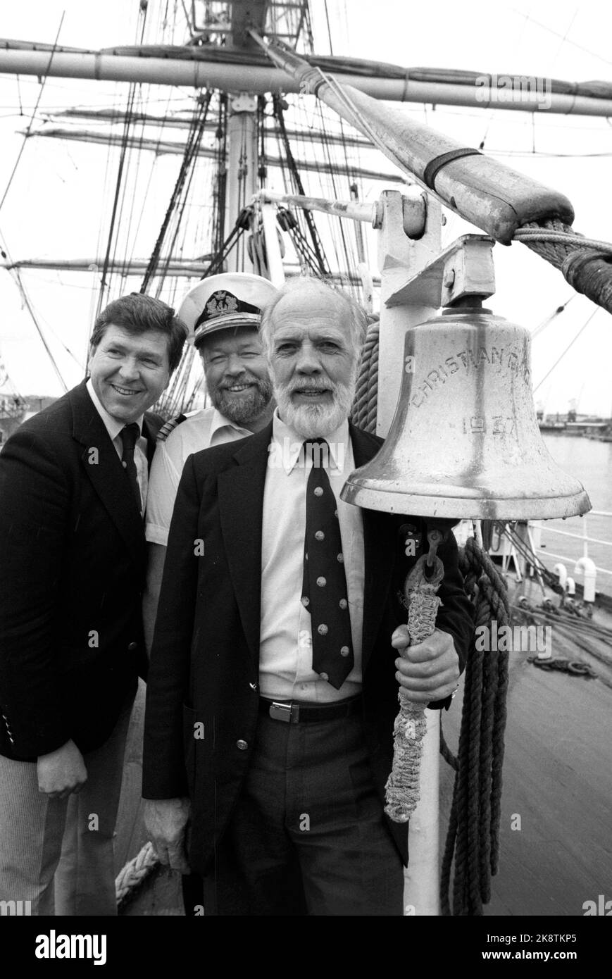 Oslo 19870518. La nave scuola Christian Radich compie 50 anni quest'anno. Tra le altre cose, il 29 maggio si terrà una festa nella sala concerti di Oslo. L'immagine mostra tre persone che saranno al centro della celebrazione. Harald Tusberg (f.v), il capitano Kjell Thorsen e l'attore Lasse Kolstad che chiamano in guardia a bordo di Christian Raich. Sorridente. Foto: Henrik Laurvik, NTB Foto Stock